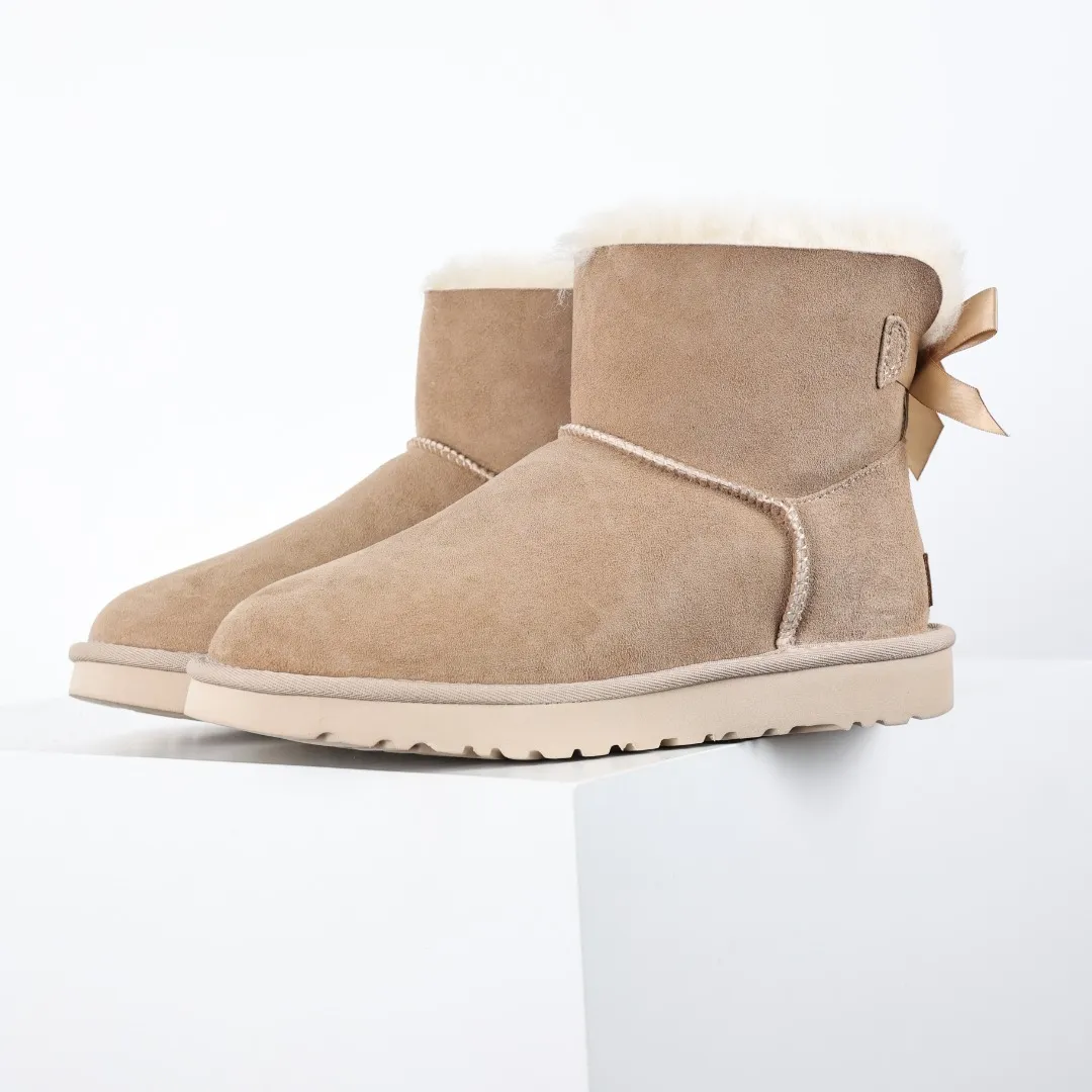 Pick up locally 💰600 Core recommended good price Independently developed original outsole and cashmere insole to keep you warm in winter and suitable for home use. In the new year, uug launched a style series, which is partially geared towards the preferences of young consumers and has also moved to the forefront of fashion trends. Shoe body material Water-repellent coated suede upper 17 mm UGGPURE™ implanted wool insole Lightweight non-slip comfortable rubber outsole With brand LOGO trademark Comes with a full set of packaging Size: 35 36 37 38 39 40